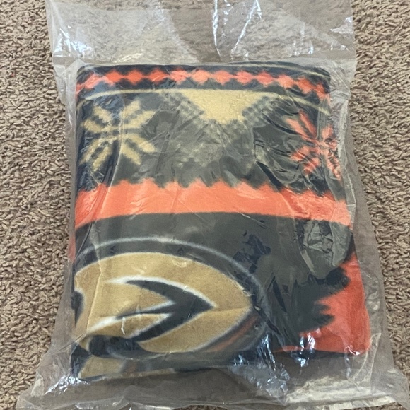 🆕 Anaheim Ducks Blanket Mighty Ducks UNOPENED - Picture 4 of 5